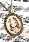 'Teddy' : Resin-cured Cameo necklace